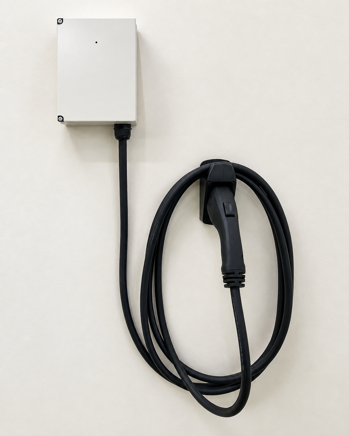 白い本体と充電ケーブルを備えた産業用8kWの充電器